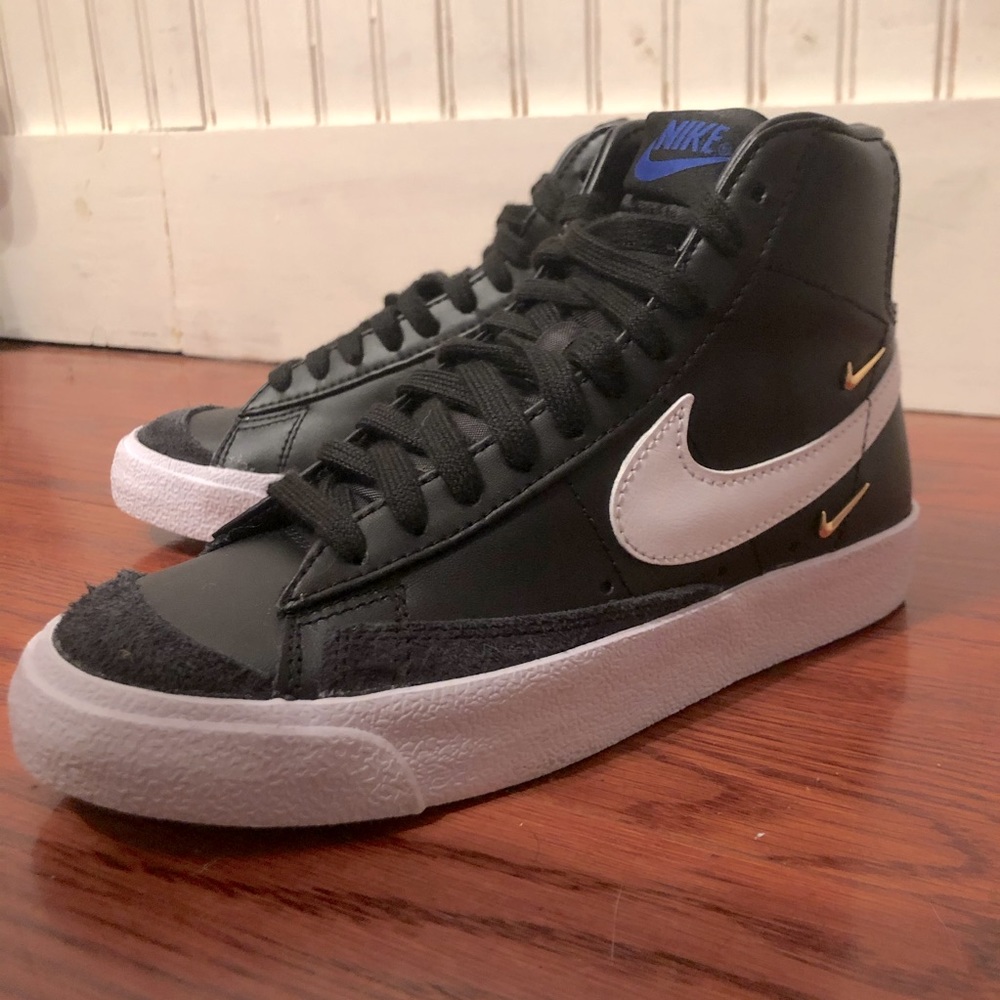NWOT NIKE VINTAGE BLAZER 77/ TREND